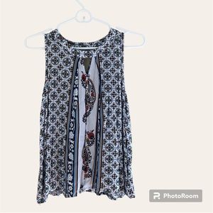 🔹XHILARATION: Women’s size S, floral patterned sleeveless blouse w/cut-out🔹
